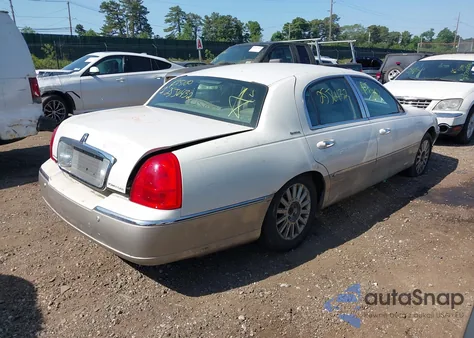 2003 Lincoln Town Car Signature z USA, uszkodzony, nr VIN 1LNHM82W73Y632552